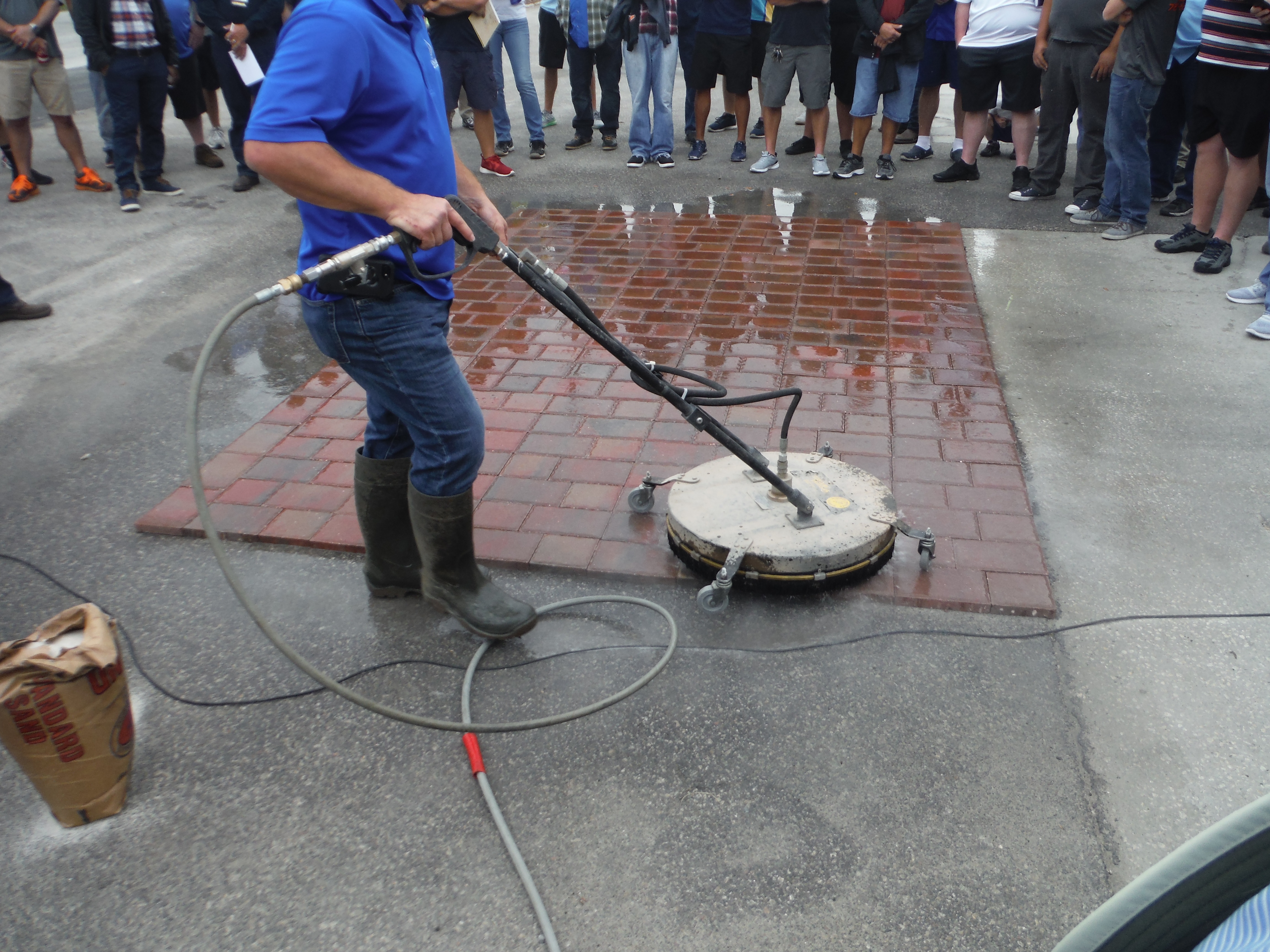 Cleaning pavers before sealing